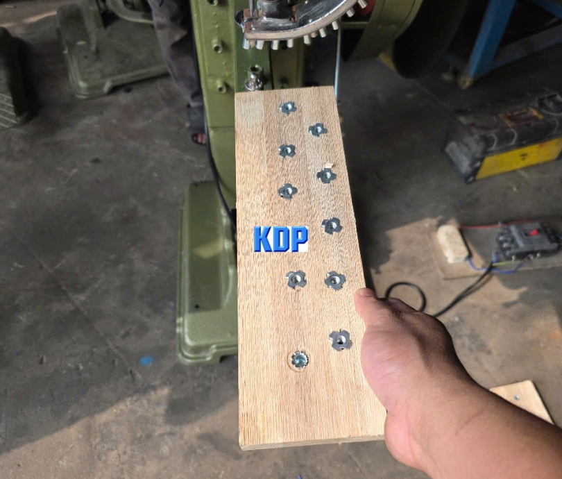 Máy đóng nút Sofa - máy chế biến gỗ Kiên Định Phát